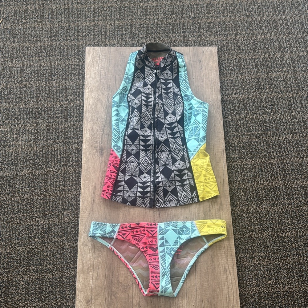Billabong Geometric Patterned West suit Zip top with bottoms.